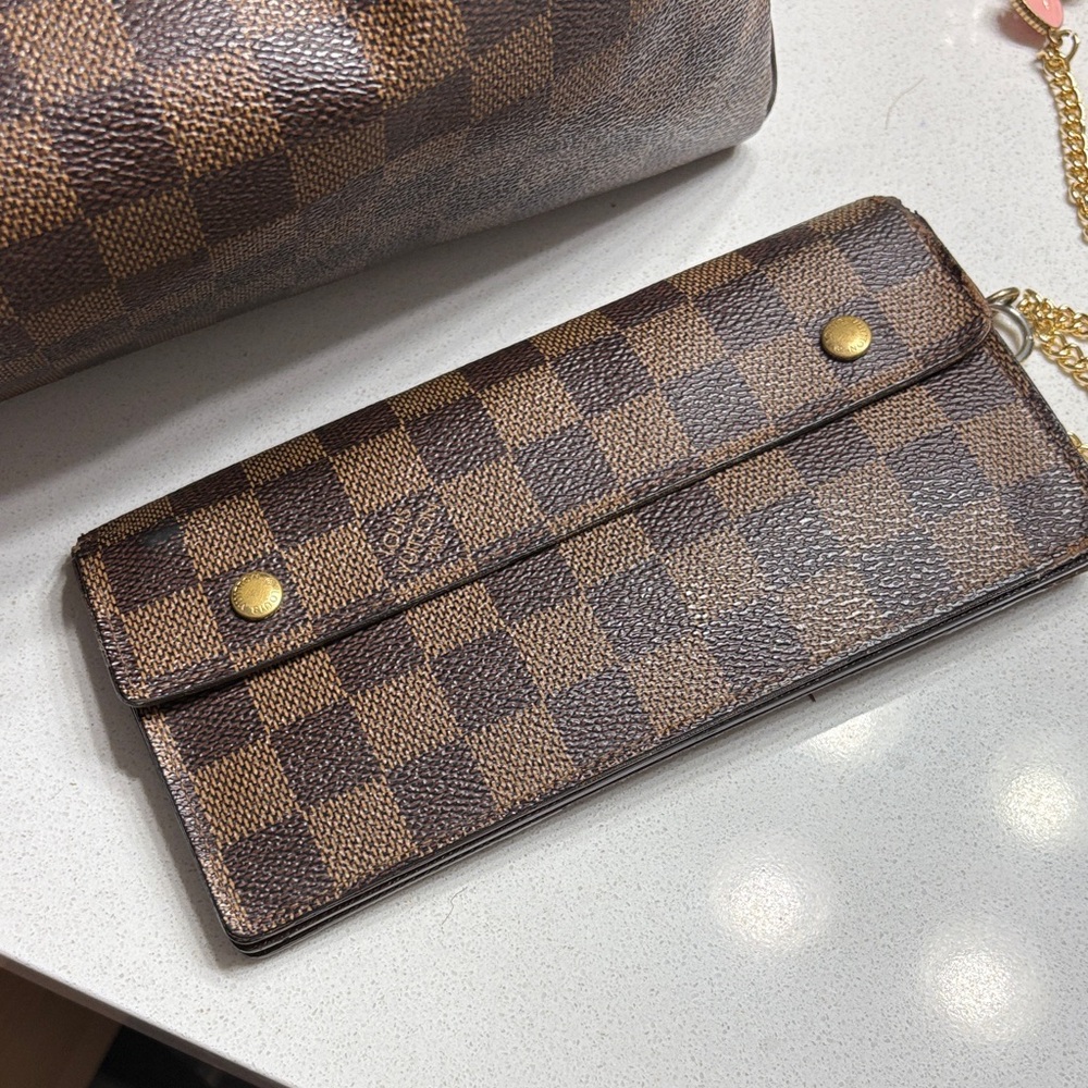 Louis Vuitton Speedy 30 Bandouliere
Damier Ebene plus wallet - Picture 13 of 17